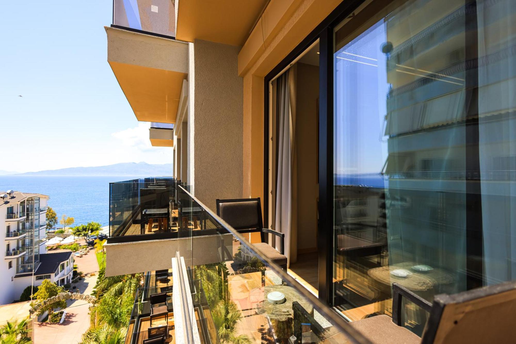 Camera Quadrupla Deluxe con Balcone e Vista Mare Laterale